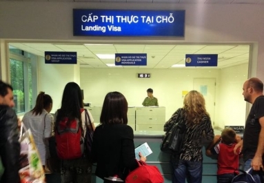在新山一國際機場（胡志明市），你會看到落地簽證(“Landing Visa”)辦公室
