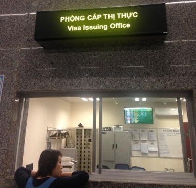 在峴港國際機場（峴港市），你會看到簽證簽發(“Visa Issuing Office”)辦公室